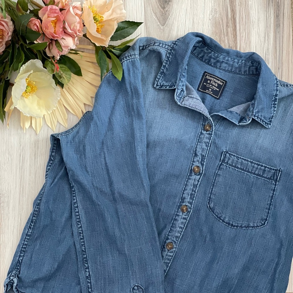 NEVER WORN- Abercrombie & Fitch jean button up- Size Medium